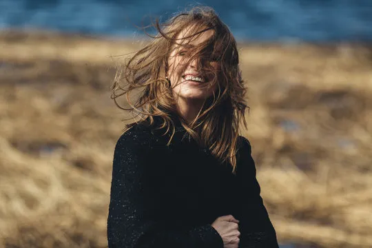 使用手机观看体育内容的用户形象